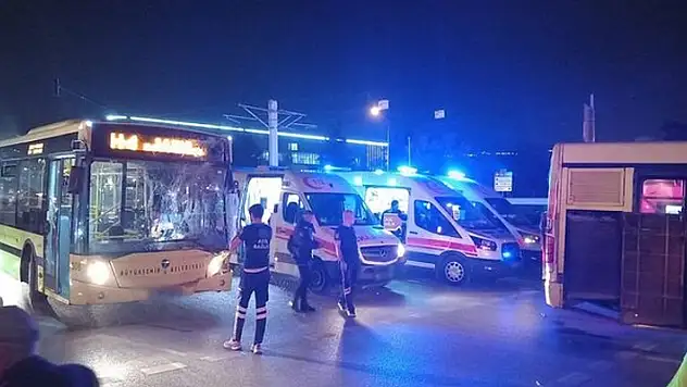 Bursa'da iki halk otobüsü çarpıştı: 6 yolcu yaralandı
