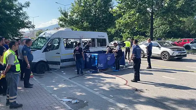 Bursa'da işçi servisi ile otomobil çarpıştı: 1 ölü, 9 yaralı
