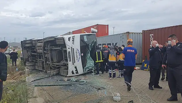 Bursa'da işçileri taşıyan servis aracı devrildi: 1 kişi öldü, 20 kişi yaralandı