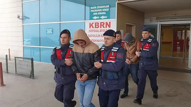Bursa'da kadının altınlarını alan dolandırıcılar tutuklandı
