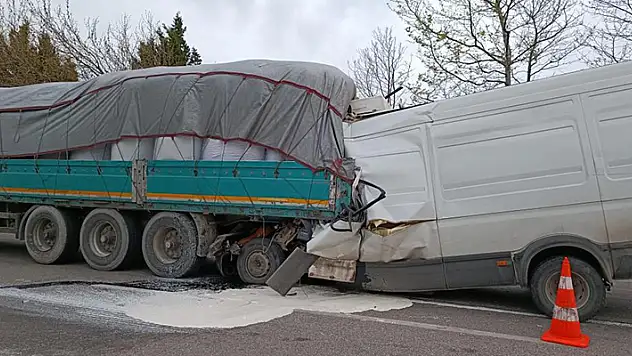Bursa'da kamyonet tıra çarptı: 2 ölü
