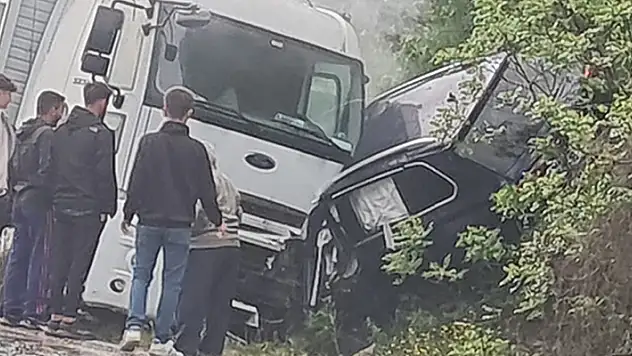 Bursa'da, kamyonun çarptığı cipteki anne ile oğlu öldü
