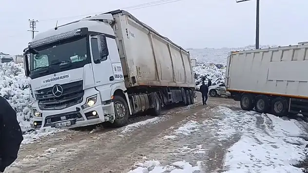 Bursa'da kar yağışı sonrası tırlar yolda kaldı
