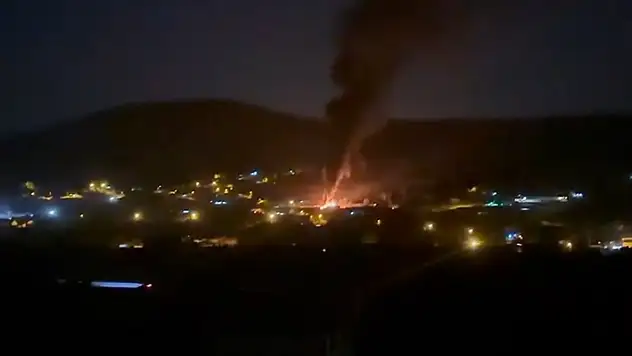 Bursa'da kimyasal madde deposunda yangın 1'i itfaiyeci 3 kişi gazdan etkilendi
