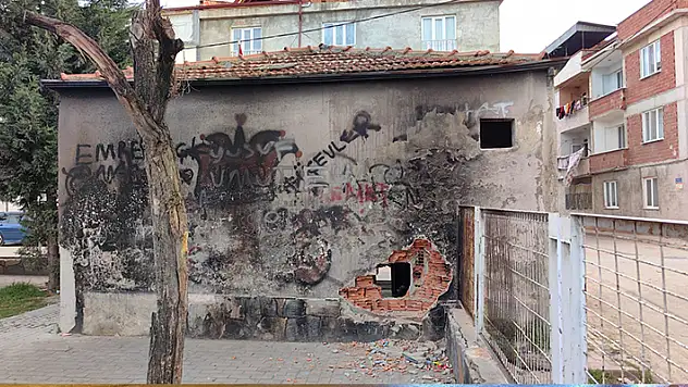 Bursa'da mazbatasını alan muhtar, hasarlı muhtarlık binası ile karşılaştı

