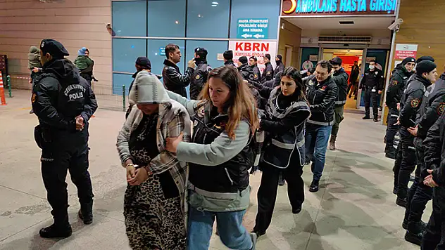 Bursa'da narkotik operasyonunda 29 tutuklama: Kucağındaki bebeği ile cezaevine gönderildi

