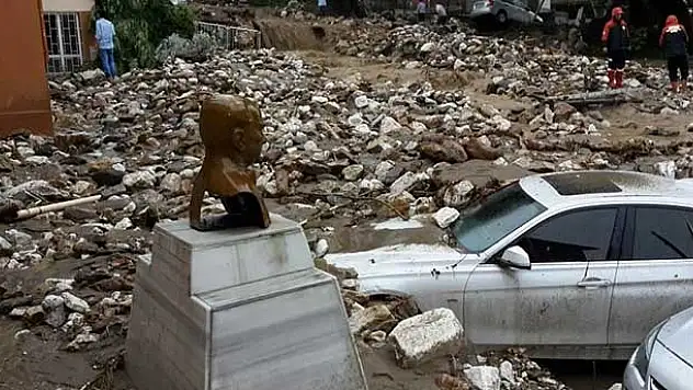 Bursa'da okulun istinat duvarı çöktü