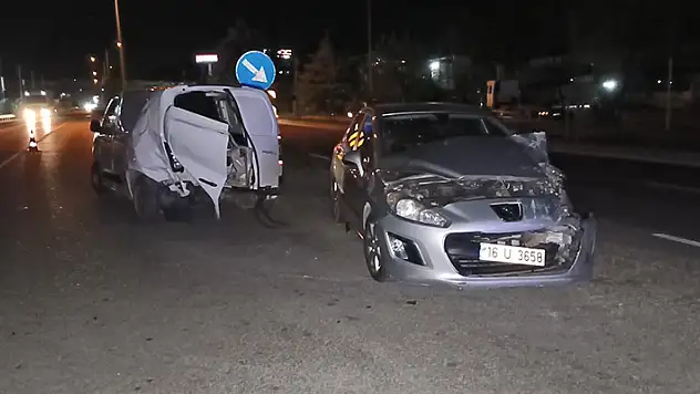 Bursa'da otomobil ile hafif ticari araç çarpıştı: 9 yaralı
