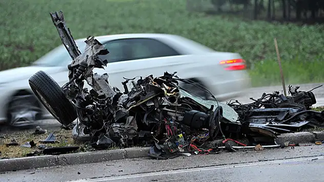 Bursa'da otomobilin ikiye bölündüğü kazada 3 kişi yaralandı