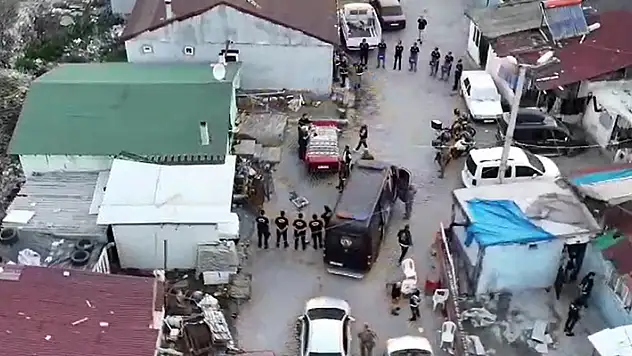 Bursa'da, özel harekat ve çevik kuvvet polislerinin de katıldığı narkotik operasyonu dronla görüntülendi
