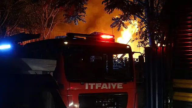 Bursa'da palet fabrikası, alev alev yandı
