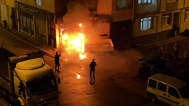 Bursa'da park halindeki kamyonette çıkan yangın, iş yerine sıçradı

