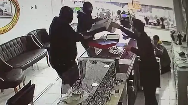 Bursa'da pompalı tüfekle soygun güvenlik kamerasında