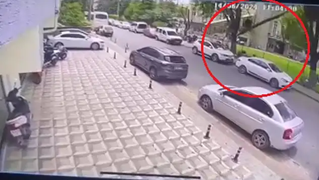 Bursa'da rüzgarda cami bahçesindeki ağacın dalı kırıldı altında kalan 1 kişi yaralandı

