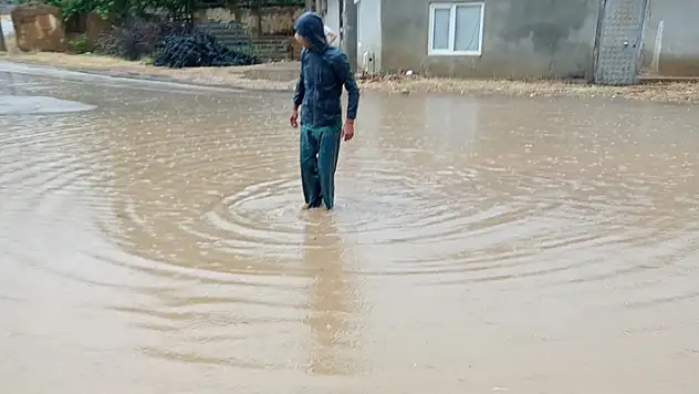 Bursa'da sağanak 30 dakikada 100'den fazla şimşek görüldü
