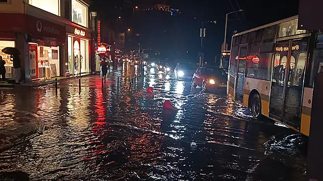 Bursa'da sağanak cadde ve sokakları göle çevirdi
