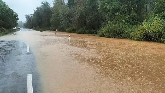 Bursa'da sağanak ve fırtına taşan deniz suyu caddede 50 metre içeri girdi

