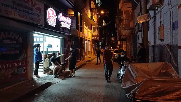 Bursa'da silahlı kavga çıktı kahvehanenin önünde oturan 3 kişi vuruldu
