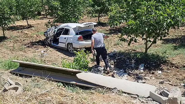 Bursa'da su kanalına çarpan otomobil sürücüsü yaralandı, kurbanlık etler tarlaya saçıldı 