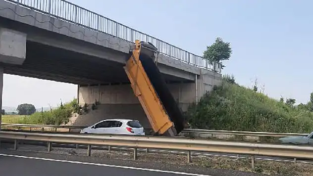 Bursa'da sürücüsünün açık unuttuğu damper köprüye çarptı! O anlar kamerada 