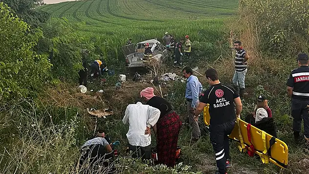 Bursa'da tarım işçilerini taşıyan araç kaza yaptı, 3 kişi öldü, 11 kişi yaralandı
