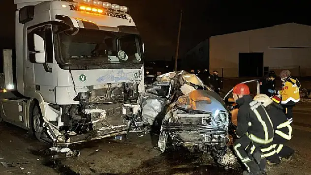Bursa'da tırla otomobil kafa kafaya çarpıştı: 1 ölü
