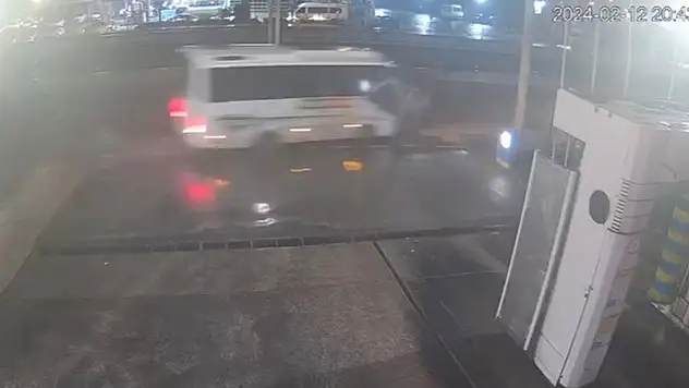 Bursa'da tur otobüsü beton aydınlatma direğine çarptı: 10 turist yaralandı

