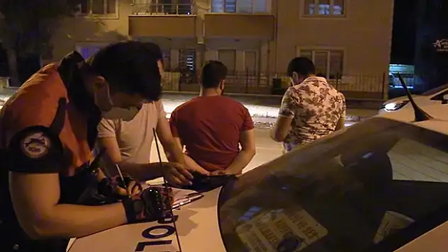 Bursa'da uyanıklık yapmak isteyen 3 Suriyeli baltayı taşa vurdu