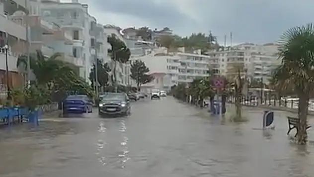 Bursa'da yağan yağmur yolları göle çevirdi
