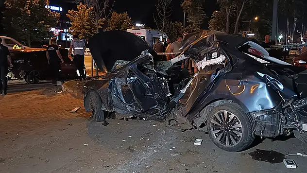 Bursa'da yarıştıkları iddia edilen iki otomobil çarpıştı: 1 ölü, 2 yaralı 
