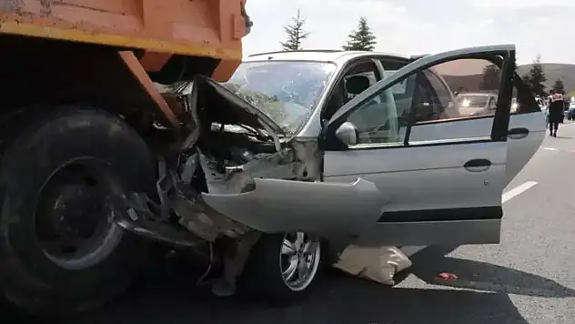 Bursa'dan Trabzon'a giden aile hafriyat kamyonuna çarptı: 2'si ağır, 5 yaralı

