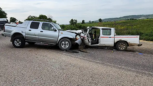 Bursa'da 2 kamyonetin kafa kafaya çarpışması kamerada 1 ölü, 3 yaralı