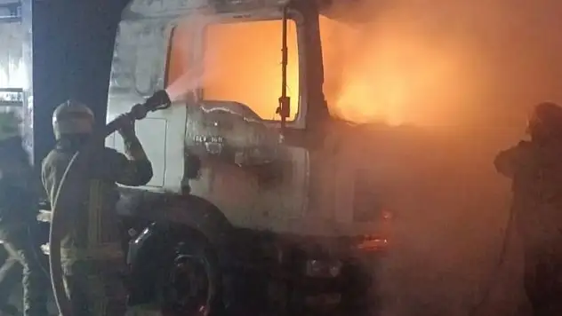 Bursa'da 3 kamyon ve 1 tır alev alev yandı, ortalık savaş alanına döndü