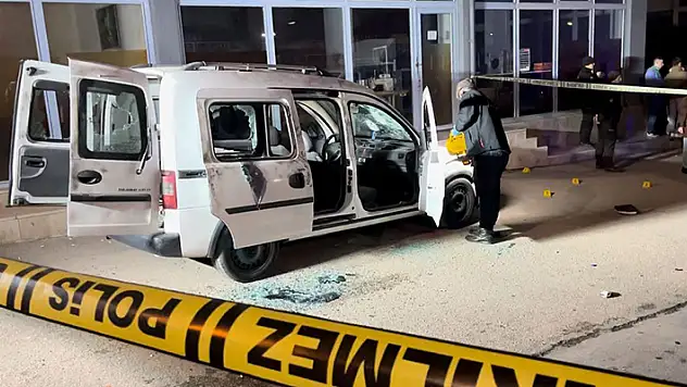 Bursa'da alacak verecek meselesinde silahlar konuştu: Kurşun yağdırılan otomobilden sağ çıktılar
