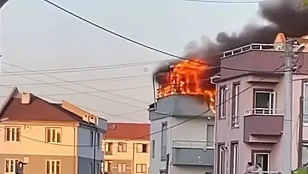 Bursa'da apartmanın çatısında çıkan yangın söndürüldü