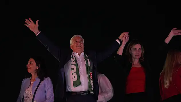 Bursa'da CHP'li Bozbey başkan seçildi 6 ilçeyi CHP, 9 ilçeyi AK Parti, 2 ilçeyi İYİ Parti kazandı 
