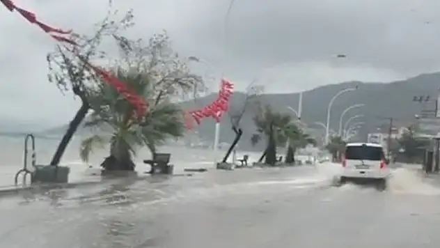 Bursa'da deniz karayla birleşti, yollar göle döndü
