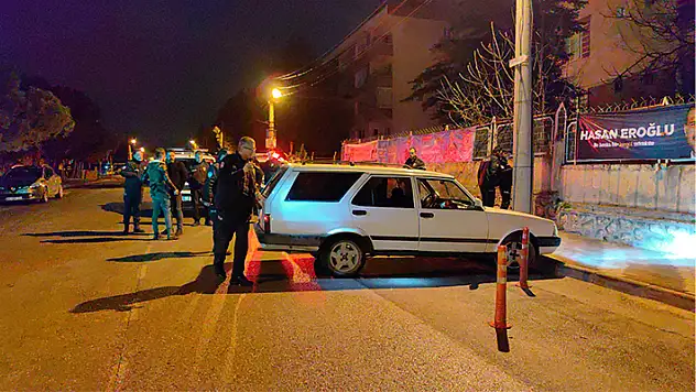 Bursa'da 'Dur' ihtarına uymayan ehliyetsiz sürücünün kaçışı, polis barikatında son buldu
