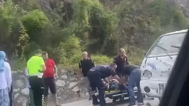Bursa'da kamyonet otomobile çarptı: 4 yaralı