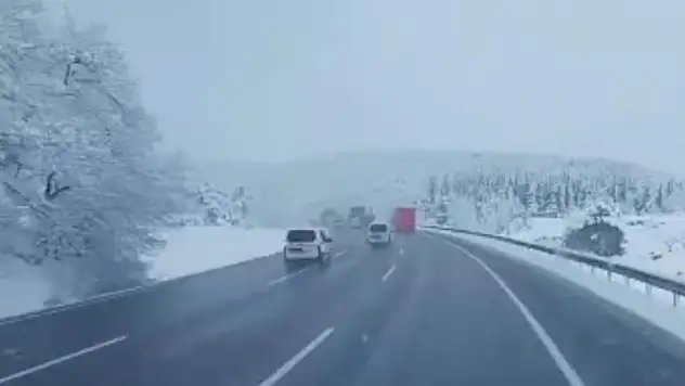 Bursa'da kar yağışı sürücülere zor anlar yaşatıyor
