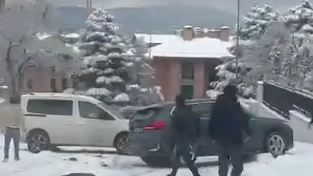 Bursa'da korku dolu anlar: Kayan araç vatandaşların arasına daldı