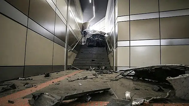 Bursa'da metro alt geçidine giren hafif ticari aracın sürücüsü yaralandı