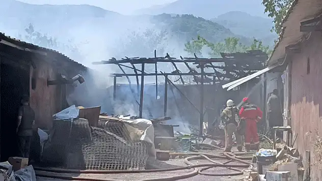 Bursa'da mobilya imalathanesinde yangın