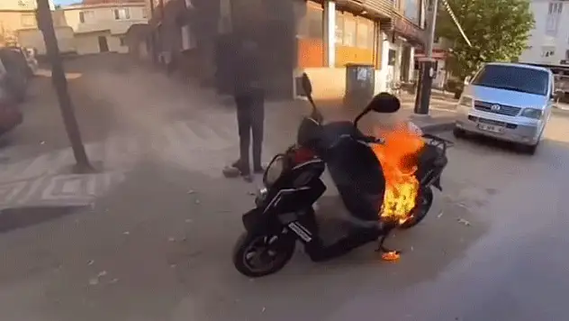 Bursa'da motosiklet alev topuna döndü, vatandaş vileda kovasıyla müdahale etti