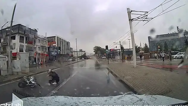 Bursa'da motosikletli yağışlı havada drift attı, yere kapaklandı