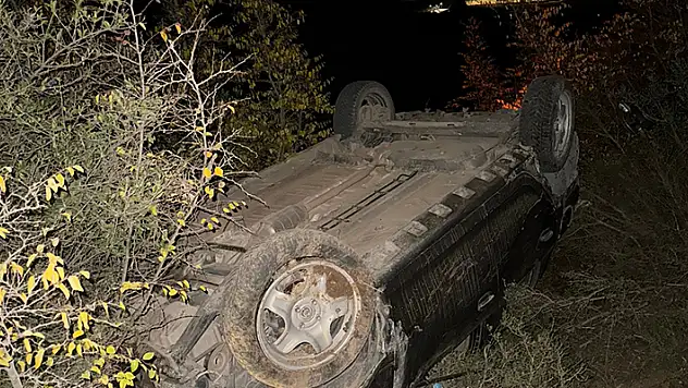 Bursa'da otomobil şarampole yuvarlandı: 2 yaralı
