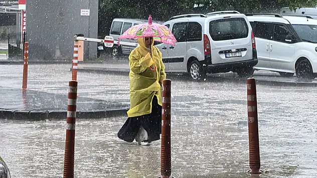 Bursa'da sağanak sokak ve caddeler göle döndü
