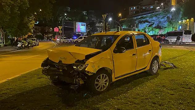 Bursa'da sürücüsünün kırmızı ışık ihlali yaptığı otomobil, taksiye çarptı: 7 yaralı