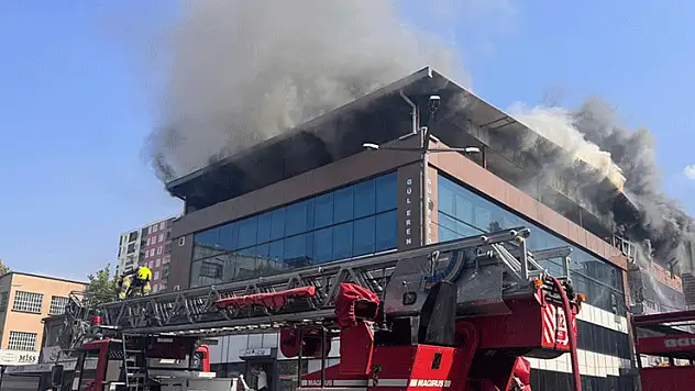 Bursa'da tekstil mağazasında çıkan yangına müdahale ediliyor