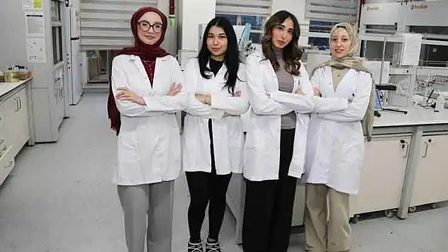 Bursa'da üniversite öğrencileri nişasta atıklarından ambalaj filmi üretti